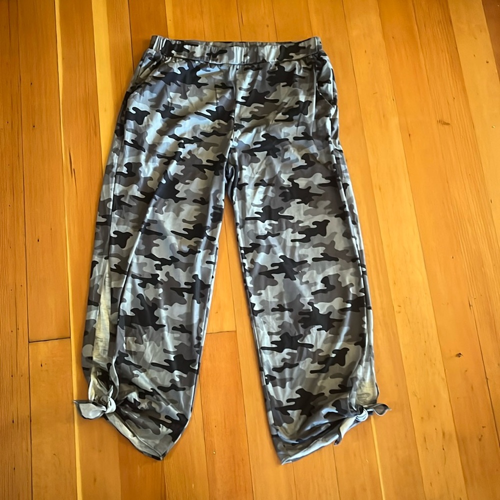 Tickled Teal - Black & Gray Camo - women’s size XL - Capri Joggers
